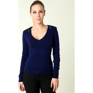 Sweter w kolorze granatowym. Niebieskie swetry klasyczne marki William de Faye, z kaszmiru. W wyprzedaży za 136,95 zł.