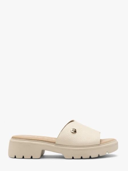 Kremowe klapki damskie z platformą. Brązowe klapki Ryłko, bez wzorów, ze skóry, z okrągłym noskiem, bez obcasa, na platformie. W wyprzedaży za 229,99 zł.