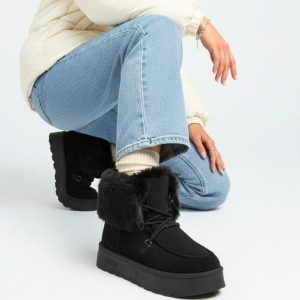 Śniegowce damskie Big Star, na wysokiej platformie z futerkiem i okrągłym noskiem, czarne, SS274113. Czarne buty zimowe Big Star, z okrągłym noskiem, bez obcasa, bez zapięcia. Za 135,99 zł.