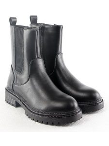 C'M Botki w kolorze czarnym rozmiar: 39. Czarne botki C'M, bez wzorów, bez obcasa, bez zapięcia. Za 191,45 zł.