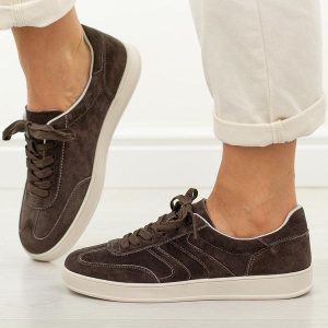 Brązowe skórzane półbuty damskie Vinceza 95400. Brązowe półbuty VINCEZA, na jesień, bez wzorów, z jeansu, z okrągłym noskiem, bez obcasa, na płaskiej podeszwie, bez zapięcia. W wyprzedaży za 197,10 zł.