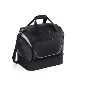 Torba sportowa z kieszeniami Quadra Hardbase. Czarne torby podróżne i sportowe QUADRA, bez wzorów, z materiału, na ramię. Za 190,70 zł.