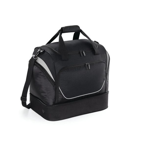 Torba sportowa z kieszeniami Quadra Hardbase. Czarne torby podróżne i sportowe QUADRA, bez wzorów, z materiału, na ramię. Za 190,70 zł.