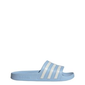 Klapki adilette Aqua. Białe klapki ADIDAS, bez wzorów, bez obcasa. W wyprzedaży za 59,97 zł.