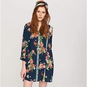 Sukienka oversize w kwiaty - Wielobarwn. Kombinezony marki Reserved. W wyprzedaży za 79,99 zł.