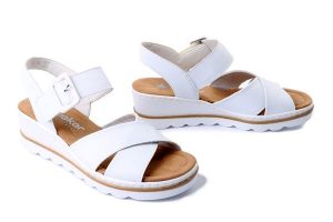 RIEKER 67463-80 white, sandały damskie. Białe sandały Rieker, bez wzorów, bez obcasa, na koturnie, bez zapięcia. Za 223,93 zł.