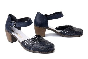 RIEKER 40902-14 blue, czółenka damskie. Niebieskie czółenka Rieker, w ażurowe wzory, bez obcasa, na obcasie, bez zapięcia. Za 299,90 zł.