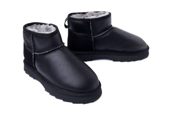 EMU AUSTRALIA W13154 Sharky Micro Town black, botki damskie. Czarne botki EMU Australia, na zimę, bez wzorów, z gumy, bez obcasa, bez zapięcia. Za 559,92 zł.