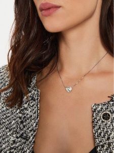 Guess Naszyjnik JUBN04 501JW Srebrny. Szare naszyjniki Guess, metalowe. Za 259,99 zł.