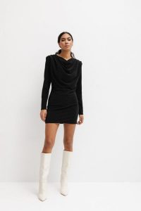 Sukienka z długim rękawem o klasycznym kroju w kolorze SHINY BLACK - COLLETTE. Czarne sukienki Marsala, na imprezę, s, bez wzorów, z materiału, klasyczne, bez kołnierzyka, bez ramiączek, mini. W wyprzedaży za 99,95 zł.