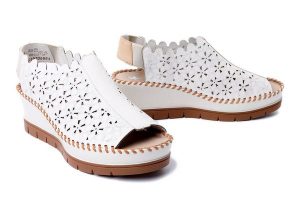 RIEKER 60355-80 white, sandały damskie. Brązowe sandały Rieker, w ażurowe wzory, z gumy, bez obcasa, na koturnie, bez zapięcia. Za 237,93 zł.