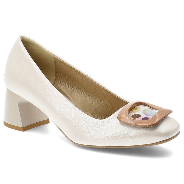 Białe Czółenka Espirito Eleganckie Obuwie Damskie. Białe czółenka Espirito, bez wzorów, bez obcasa, na obcasie, bez zapięcia. Za 365,99 zł.