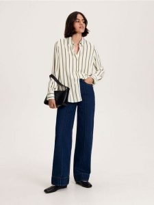 Koszula w paski - zielony. Zielone koszule Reserved, l, bez wzorów, z wiskozy, bez kołnierzyka, bez ramiączek. W wyprzedaży za 79,99 zł.