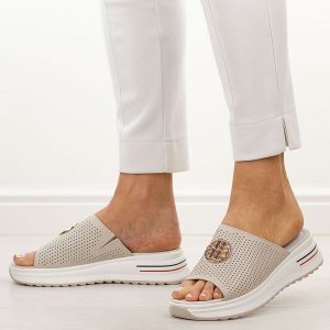 Beżowe ażurowe skórzane klapki damskie S.Barski 661. Brązowe klapki S.BARSKI, z aplikacjami, ze skóry, bez obcasa, na płaskiej podeszwie. Za 199,00 zł.