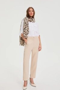 Szal w panterkę beżowy. Brązowe szaliki MOODO, bez wzorów, z poliesteru. Za 59,99 zł.