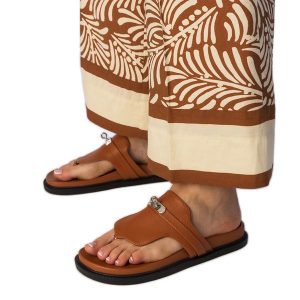 Brązowe klapki japonki eleganckie z ozdobą. Brązowe klapki z aplikacjami, ze skóry, z okrągłym noskiem, bez obcasa, na platformie. Za 81,83 zł.