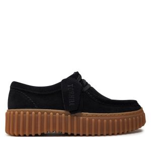 Półbuty Clarks. Czarne półbuty Clarks, bez wzorów, bez obcasa, na płaskiej podeszwie, bez zapięcia. Za 389,99 zł.