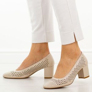 Cieliste ażurowe czółenka damskie na słupku Sergio Leone Pb848. Czółenka Sergio Leone, w ażurowe wzory, ze skóry, z okrągłym noskiem, bez obcasa, na słupku, bez zapięcia. W wyprzedaży za 148,72 zł.