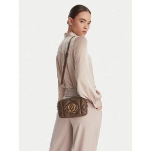 Torebka LOVE MOSCHINO. Brązowe torebki klasyczne LOVE MOSCHINO, bez wzorów, bez dodatków. Za 676,99 zł.