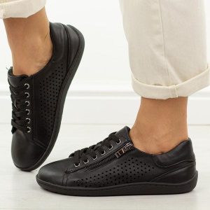 Czarne skórzane półbuty damskie barefoot Jezzi Ol38-6. Czarne półbuty Jezzi, na jesień, w ażurowe wzory, z jeansu, bez obcasa, na płaskiej podeszwie, bez zapięcia. Za 239,00 zł.