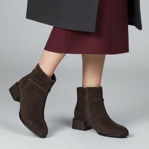 Botki damskie S. Barski, na klocku ze skóry i ocieplane z zapięciem na suwak, ciemnobrązowe, CR52-651. Brązowe botki S.BARSKI, na jesień, bez wzorów, ze skóry, bez obcasa, na obcasie, bez zapięcia. Za 314,99 zł.