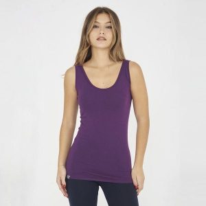 Top treningowy damski RAITA fioletowy. Fioletowe topy LEGEA, bez wzorów, z materiału, sportowe, bez kołnierzyka, bez ramiączek. Za 39,00 zł.