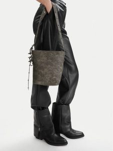 G-Star Raw Torebka EO-LDA8713 Szary. Szare listonoszki G-Star Raw, bez wzorów, z materiału, bez dodatków. Za 199,99 zł.