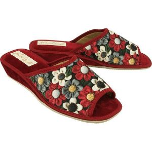 METEOR 065 STOKROTKA bordowy, kapcie damskie. Czerwone kapcie Meteor, z aplikacjami, z weluru. Za 47,99 zł.