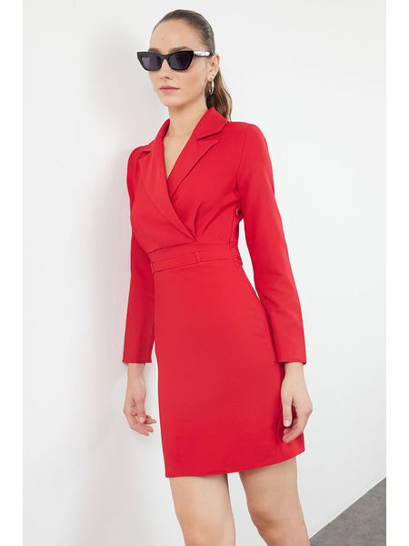 Trendyol Sukienka w kolorze czerwonym rozmiar: 38. Czerwone sukienki Trendyol, bez wzorów, bez kołnierzyka, bez ramiączek, mini. Za 78,47 zł.