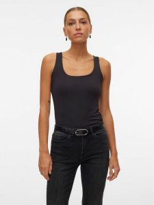 Vero Moda Top Million 10305800 Czarny Regular Fit. Czarne topy Vero Moda, xl, bez wzorów, z syntetyku, bez kołnierzyka, bez ramiączek. Za 79,99 zł.