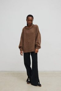 Sweter oversize z bufiastymi rękawami w kolorze LIGHT BROWN - RIVERO-UNI. Brązowe swetry klasyczne Marsala, na lato, bez wzorów, z wełny, bez ramiączek. Za 249,90 zł.