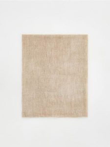 Gładki szal z wiskozą - beżowy. Brązowe szaliki Reserved, bez wzorów, z wiskozy. W wyprzedaży za 35,99 zł.