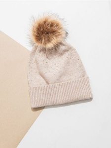 Czapka z pomponem - beżowy. Brązowe czapki Sinsay, bez wzorów. Za 29,99 zł.