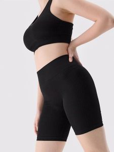 4F Szorty sportowe w kolorze czarnym rozmiar: M/L. Czarne spodenki sportowe 4f, l, bez wzorów, z materiału, z podwyższonym stanem, outdoorowe. Za 79,03 zł.