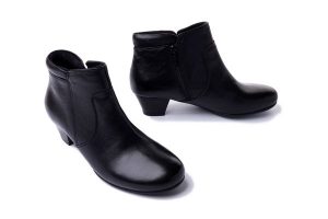 LANQIER 39C757 black, botki damskie. Czarne botki Lanqier, na zimę, bez wzorów, z polaru, bez obcasa, na obcasie, bez zapięcia. Za 449,95 zł.