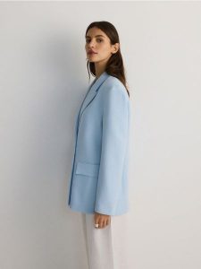 Dwurzędowa marynarka oversize - jasnoniebieski. Niebieskie marynarki i żakiety Reserved, l, bez wzorów, z tkaniny. W wyprzedaży za 99,99 zł.