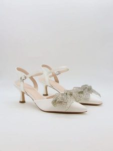 Bellucci Czółenka w kolorze białym z paskiem rozmiar: 37. Białe czółenka Bellucci, bez wzorów, bez obcasa, na szpilce, bez zapięcia. Za 117,99 zł.