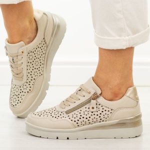 Beżowe skórzane ażurowe półbuty damskie Filippo Dp7677/26. Brązowe półbuty Filippo, na jesień, w ażurowe wzory, z jeansu, z okrągłym noskiem, bez obcasa, na koturnie, bez zapięcia. Za 259,00 zł.