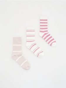 Długie skarpetki 3 pack - różowy. Czerwone skarpetki Reserved, bez wzorów. W wyprzedaży za 25,99 zł.