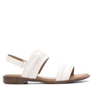 Sandały Clara Barson. Białe sandały Clara Barson, bez wzorów, bez obcasa, na płaskiej podeszwie, bez zapięcia. Za 99,99 zł.