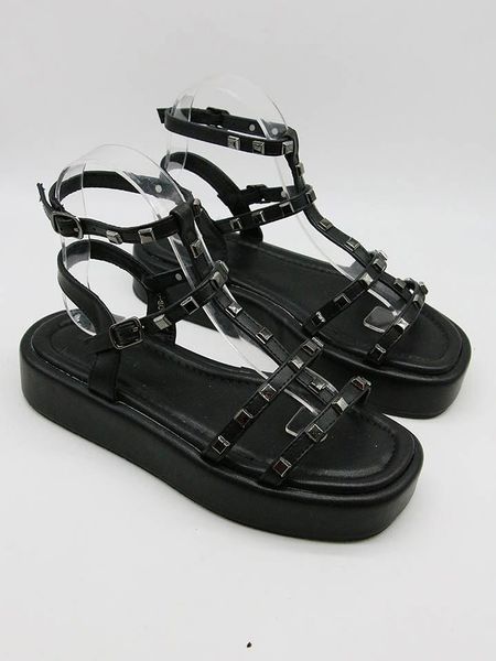 Bellucci Sandały w kolorze czarnym na obcasie rozmiar: 36. Czarne sandały Bellucci, bez wzorów, z otwartym noskiem, bez obcasa, na koturnie, bez zapięcia. Za 97,05 zł.