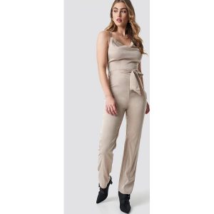 Hannalicious x NA-KD Satynowy kombinezon - Beige. Kombinezony marki Hannalicious x NA-KD. W wyprzedaży za 97,18 zł.