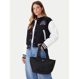 Torebka Tommy Jeans. Czarne torebki klasyczne Tommy Jeans, bez wzorów, z jeansu, bez dodatków. Za 161,99 zł.
