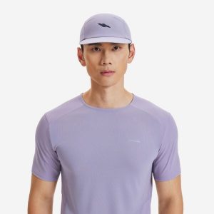 Czapka z daszkiem do biegania Kiprun ultralekka. Białe czapki KIPRUN, bez wzorów, z elastanu, klasyczne. Za 54,99 zł.