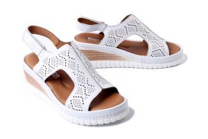 ARTIKER RELAKS 56C0924 biały, sandały damskie. Białe sandały Artiker Relaks, bez wzorów, bez obcasa, na koturnie, bez zapięcia. Za 181,93 zł.