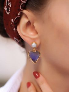 L'Atelier de Gaia Pozłacane kolczyki-wkrętki z agatem i perłami rozmiar: onesize. Białe kolczyki L'Atelier de Gaia, z agatem, pozłacane. Za 63,45 zł.