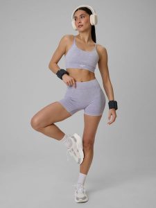 4F Legginsy krótkie treningowe bezszwowe damskie - fioletowe XS/S. Fioletowe legginsy 4f, bez wzorów, ze skóry, z podwyższonym stanem, krótkie. Za 119,99 zł.