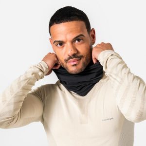 Komin do biegania Kiprun Warm+ ocieplany. Czarne szaliki KIPRUN, bez wzorów, z materiału. Za 44,99 zł.