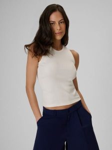 4F Top slim z prążkowanej dzianiny damski - kremowy L. Brązowe topy 4f, l, bez wzorów, z bawełny, bez kołnierzyka, bez ramiączek. Za 49,99 zł.