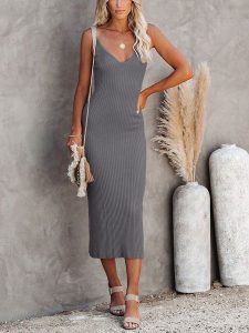 Milan Kiss Sukienka w kolorze szarym rozmiar: M. Szare sukienki Milan Kiss, m, bez wzorów, prążkowane, bez kołnierzyka, bez ramiączek, midi. Za 113,99 zł.